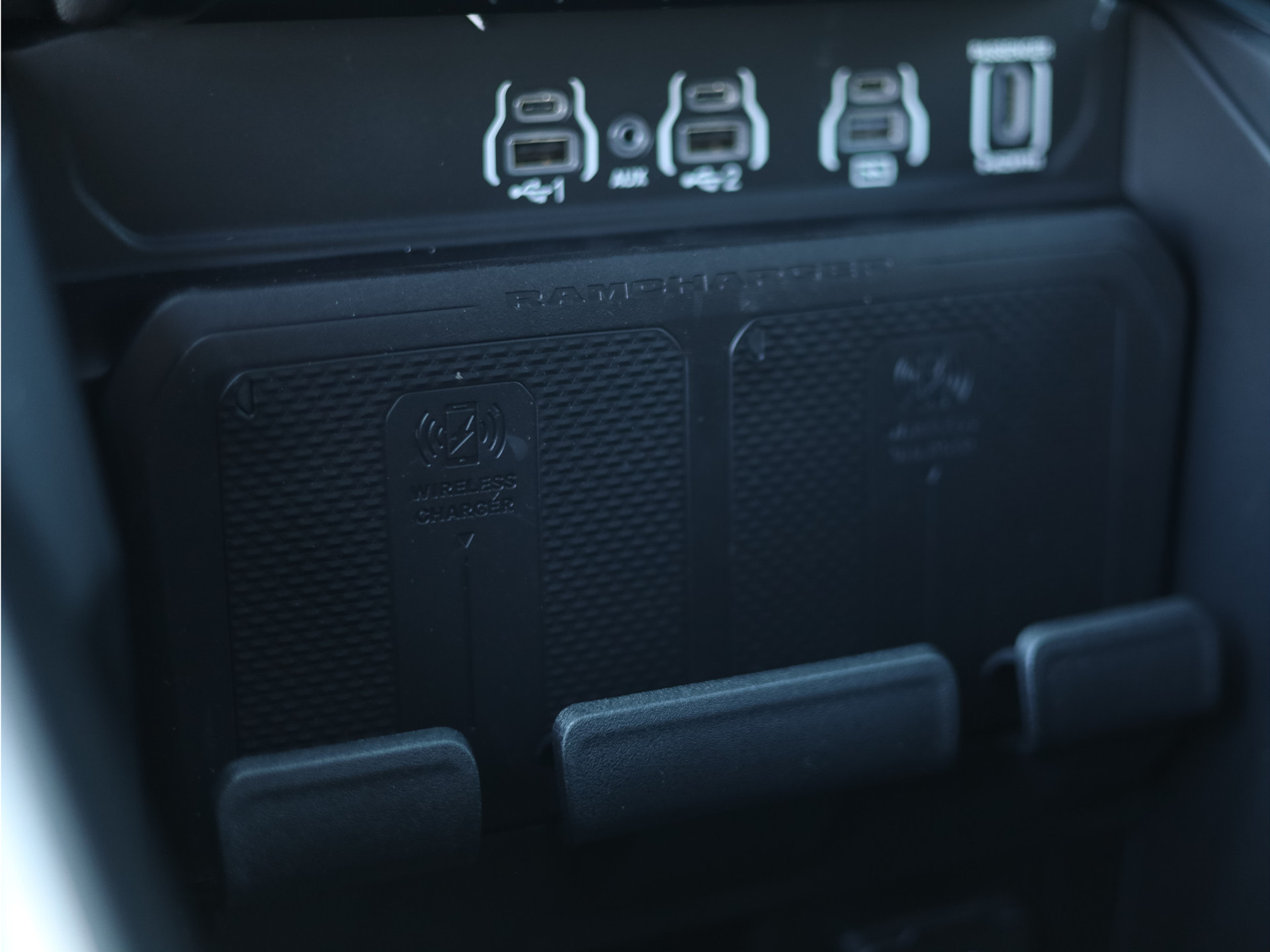 42703236-30.jpg