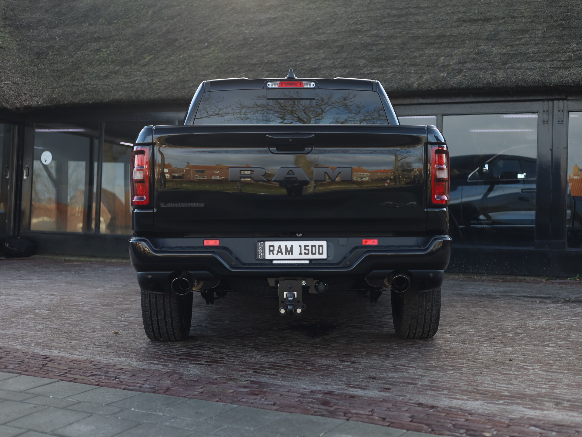 42703236-9.jpg