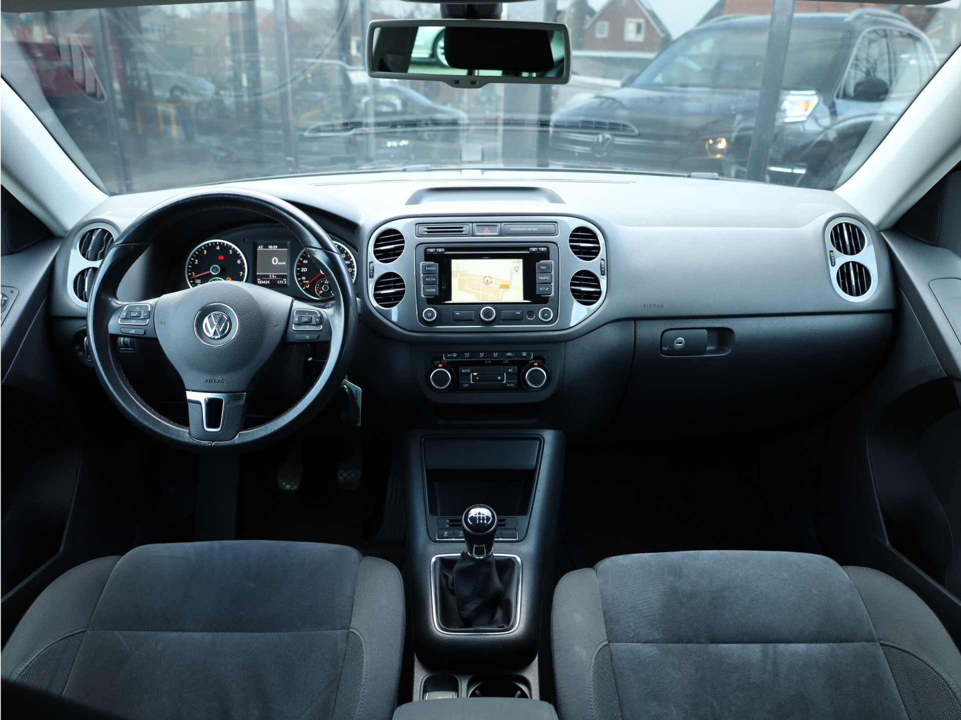 43407610-2.jpg
