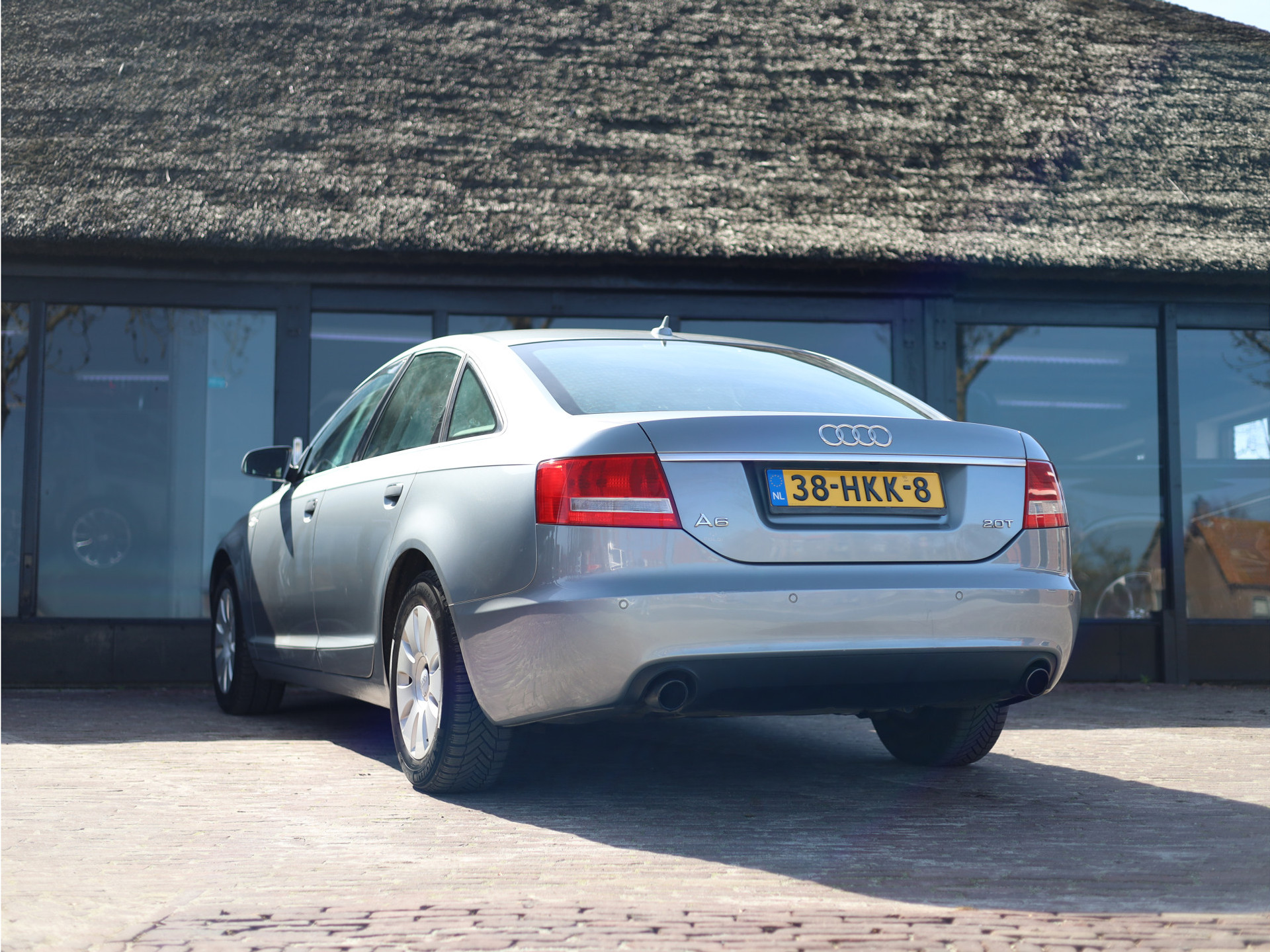 43833594-4.jpg
