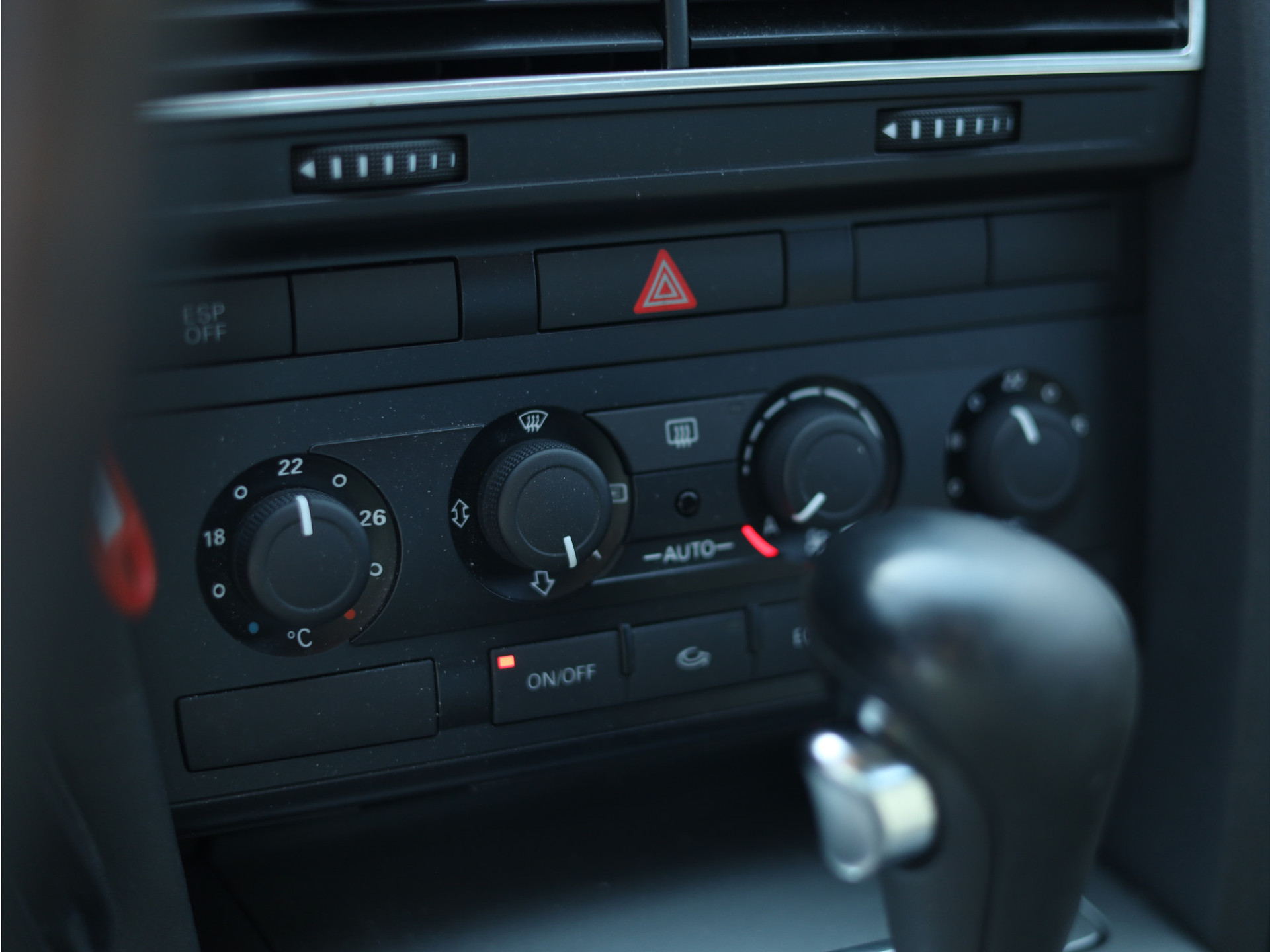 43833594-9.jpg